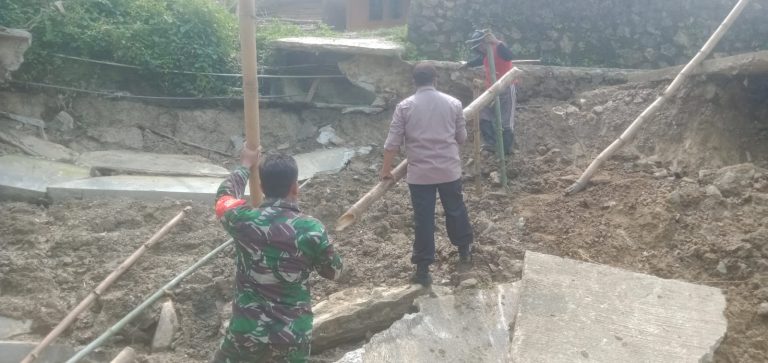 Tanah Longsor Tutup Jalan Desa Lambang Wetan, TNI-Polri Turun Tangan