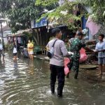 Unsur TNI-Polri tengah membagikan bantuan kepada warga terdampak banjir di Kabupaten Pati (Foto: Dok Polresta Pati)