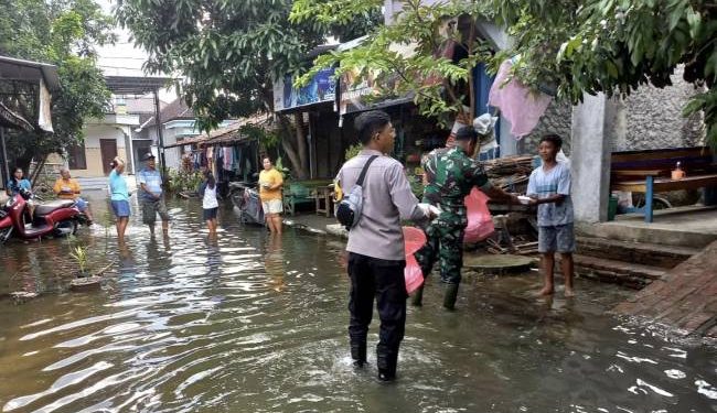 Unsur TNI-Polri tengah membagikan bantuan kepada warga terdampak banjir di Kabupaten Pati (Foto: Dok Polresta Pati)