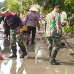 Banjir di Mustokoharjo Sisakan Lumpur, TNI-Polri Lakukan Bersih-bersih