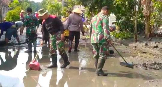 Banjir di Mustokoharjo Sisakan Lumpur, TNI-Polri Lakukan Bersih-bersih
