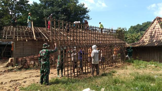 Dibongkar, Dua Rumah Rusak Berat di Watesaji karena Tanah Retak