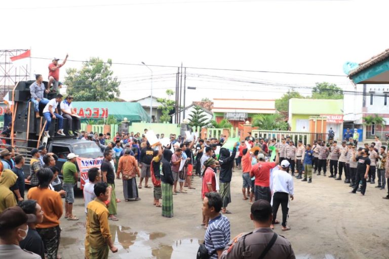 Ratusan Nelayan Unjuk Rasa Tolak Intervensi Sedekah Laut