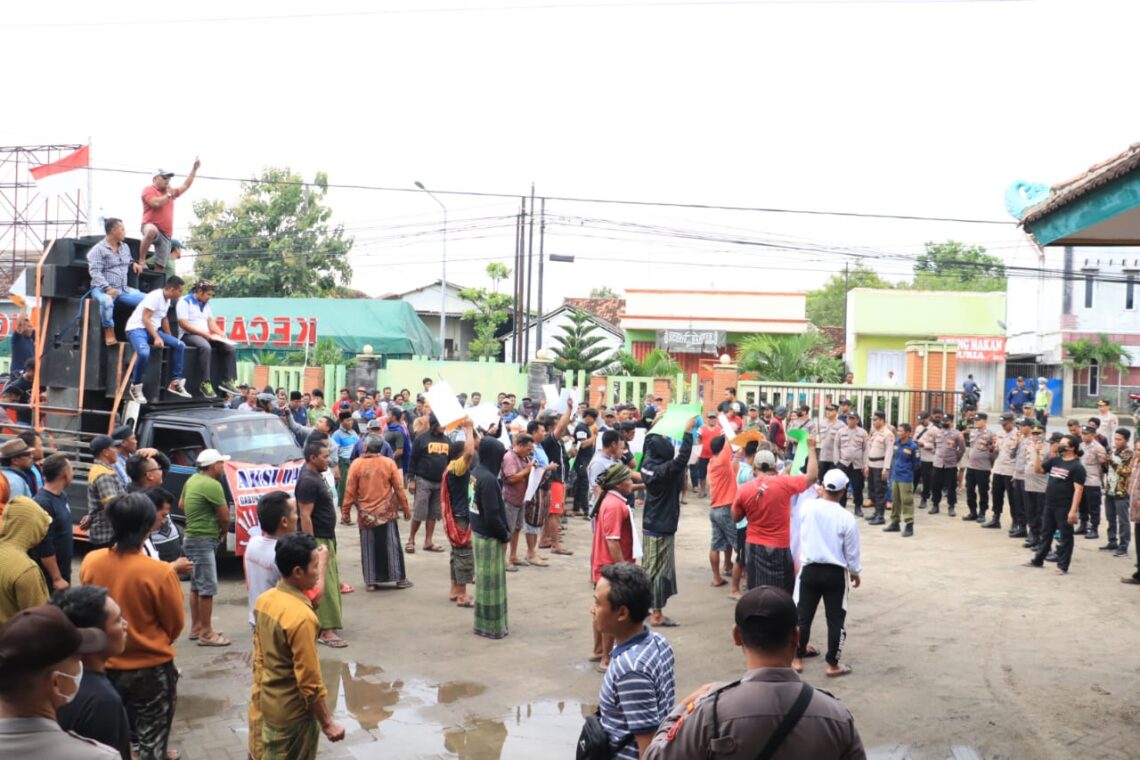 Ratusan Nelayan Unjuk Rasa Tolak Intervensi Sedekah Laut