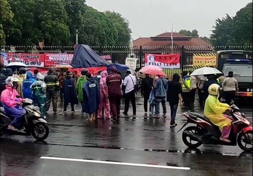 Peserta Seleksi Perades Unjuk Rasa, Pelantikan Perades Terpilih di 68 Desa Ditunda