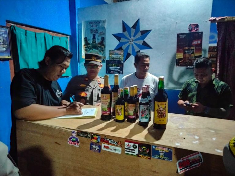 Tanggapi Keluhan Masyarakat, Ratusan Botol Miras Diamankan Polsek Doro