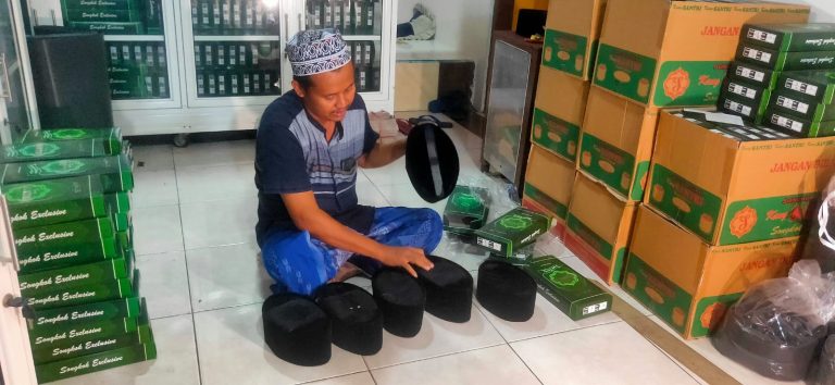 Berkah Ramadhan, Peci Kang Santri Kebanjiran Orderan