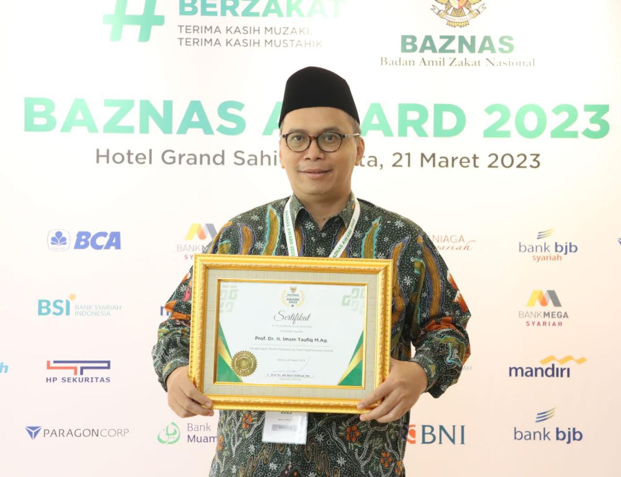 Rektor UIN Walisongo Terima Penghargaan Cendekiawan Muslim Pendukung Zakat Sejahterakan Ummat