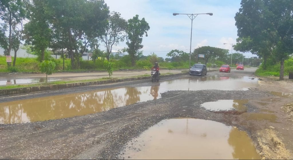 Jalan Lingkar Jati Wetan Rusak Parah, Pengendara: Mirip Kolam