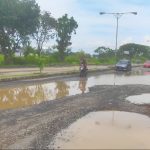 Jalan Lingkar Jati Wetan Rusak Parah, Pengendara: Mirip Kolam