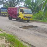 Jalan Berlubang di Lingkar Jati Wetan (Foto: Iby/KanalMuria)