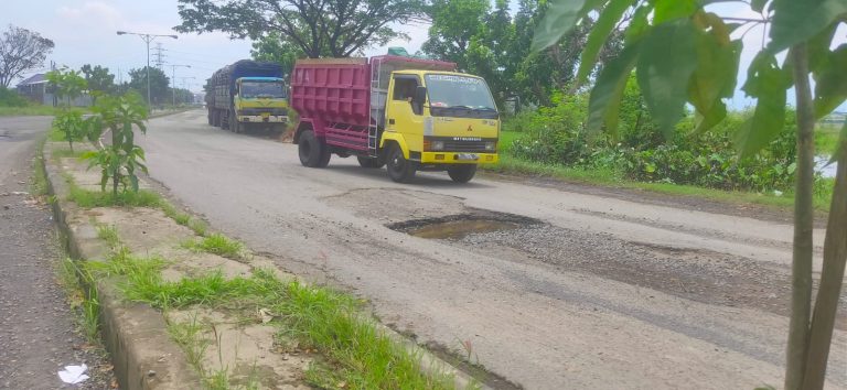 Jalan Berlubang di Lingkar Jati Wetan (Foto: Iby/KanalMuria)