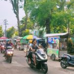 Warga tengah ngabu-burit di sore hari, menunggu waktu berbuka puasa di Jalan Getas Pejaten, Kecamatan Jati (25/03)