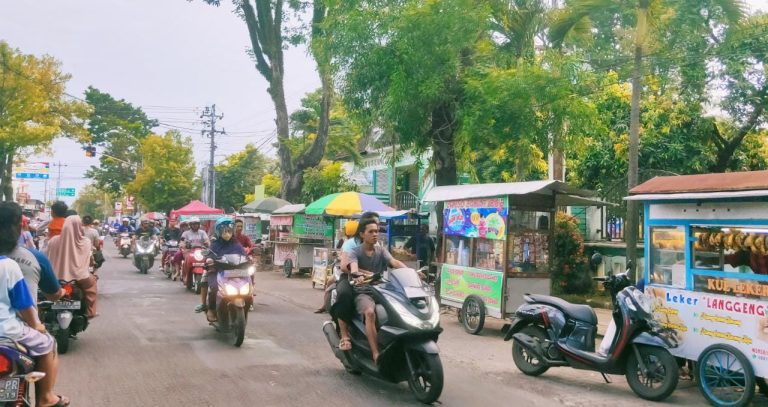 Warga tengah ngabu-burit di sore hari, menunggu waktu berbuka puasa di Jalan Getas Pejaten, Kecamatan Jati (25/03)