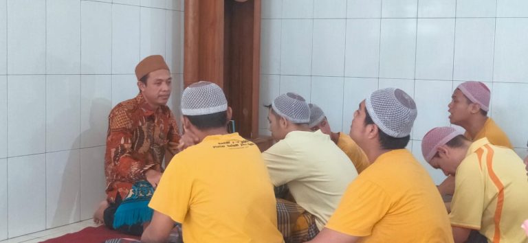 Santri Ponpes Al-Achsaniyyah sedang mengikuti pengajian (Foto: Iby/KanalMuria)