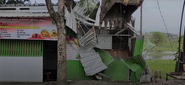 Jadi Tempat Prostitusi, Puluhan Bangunan Liar Dibongkar Petugas PUPR