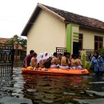 Sekolah Terdampak Banjir, Siswa Berangkat Pakai Perahu BPBD