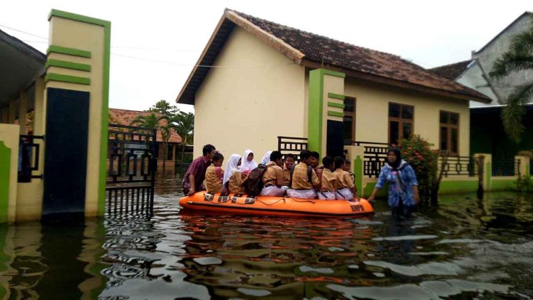 Sekolah Terdampak Banjir, Siswa Berangkat Pakai Perahu BPBD