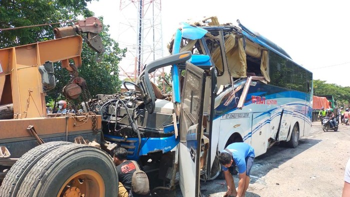Bus Terlibat Kecelakaan Beruntun di Rembang, 3 Orang Dilaporkan Tewas