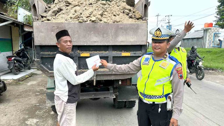 Nekat Tak Gunakan Terpal, Tiga Truk Pengangkut Padas Ditilang Polisi