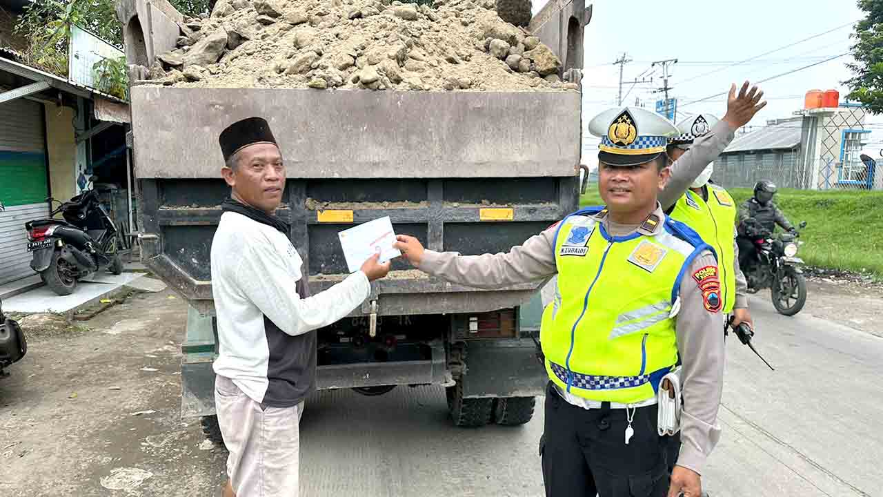 Nekat Tak Gunakan Terpal, Tiga Truk Pengangkut Padas Ditilang Polisi