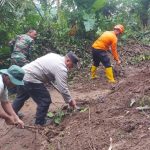 Bergotong Royong, Polsek Limbangan Kerja Bakti Bersihkan Material Longsor