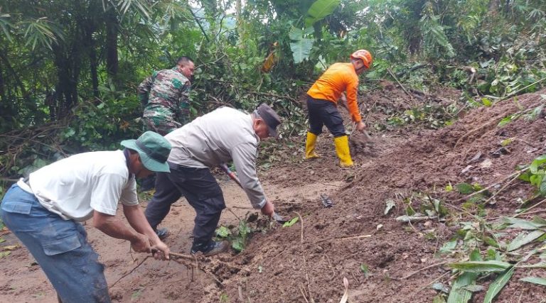 Bergotong Royong, Polsek Limbangan Kerja Bakti Bersihkan Material Longsor