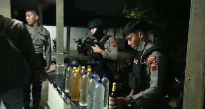 Tim Sparta Polresta Surakarta Amankan Penjual Miras di Kerten