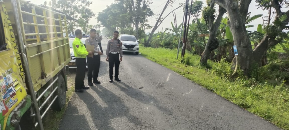 Angkut 9 Penumpang, Truk Engkel Terguling di Jalan Dayang-Pengkol