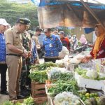 Pantau ke Pasar Tradisional, Pj Bupati Pastikan Stok Kepokmas Aman Hingga Idul Fitri