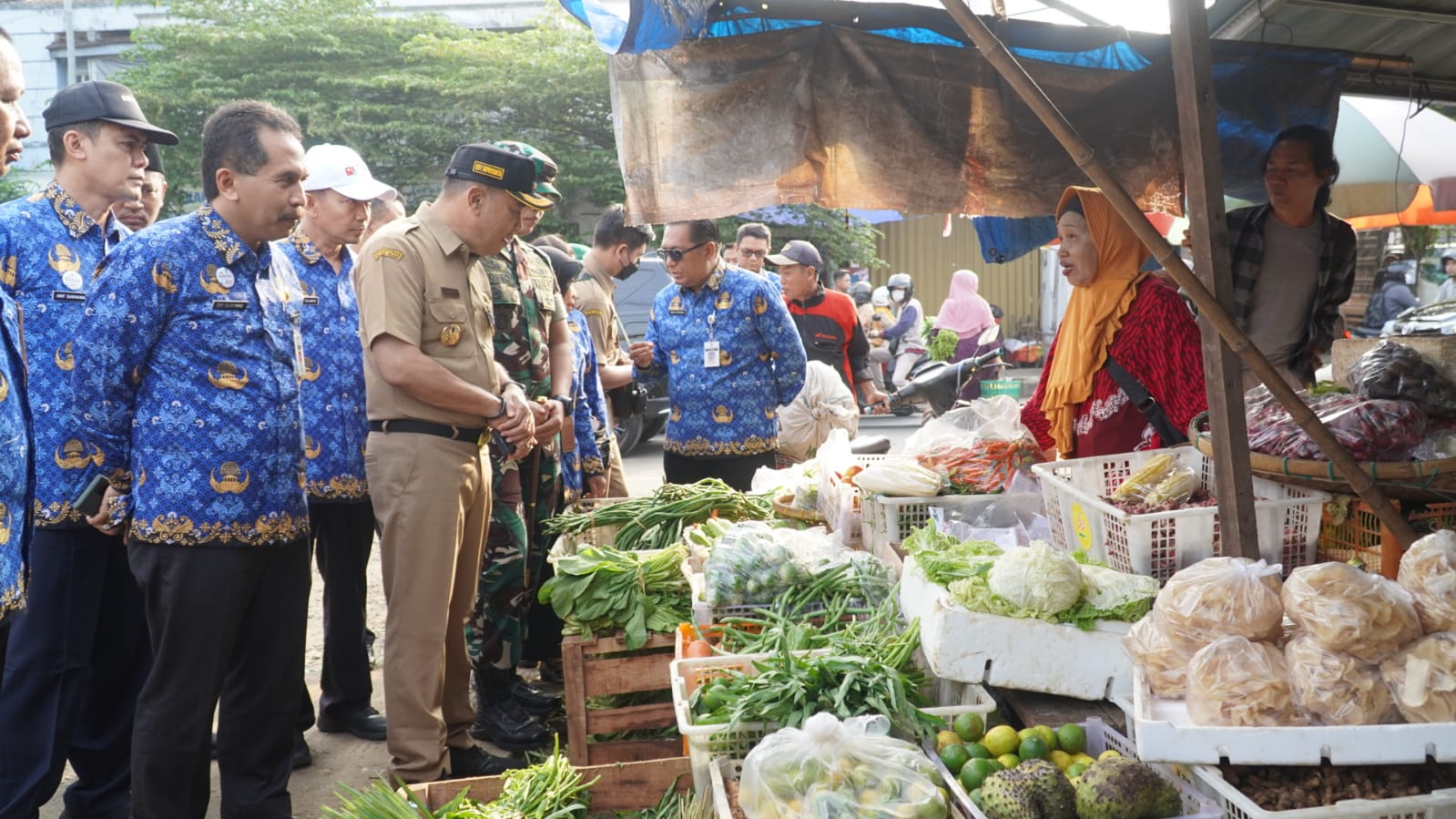 Pantau ke Pasar Tradisional, Pj Bupati Pastikan Stok Kepokmas Aman Hingga Idul Fitri