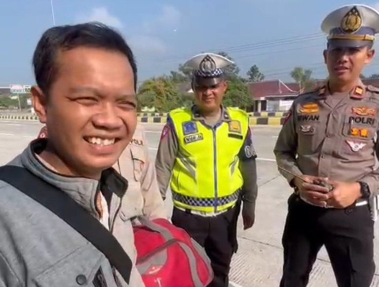Viral Pemudik Ketinggalan Tas di Bus, Ditolong Polisi di Pos Sragen