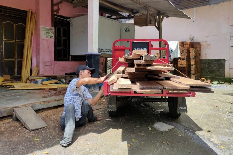 Didukung Motor Roda Tiga dari Kemensos, Usaha Kayu Penyandang Disabilitas Makin Berkembang