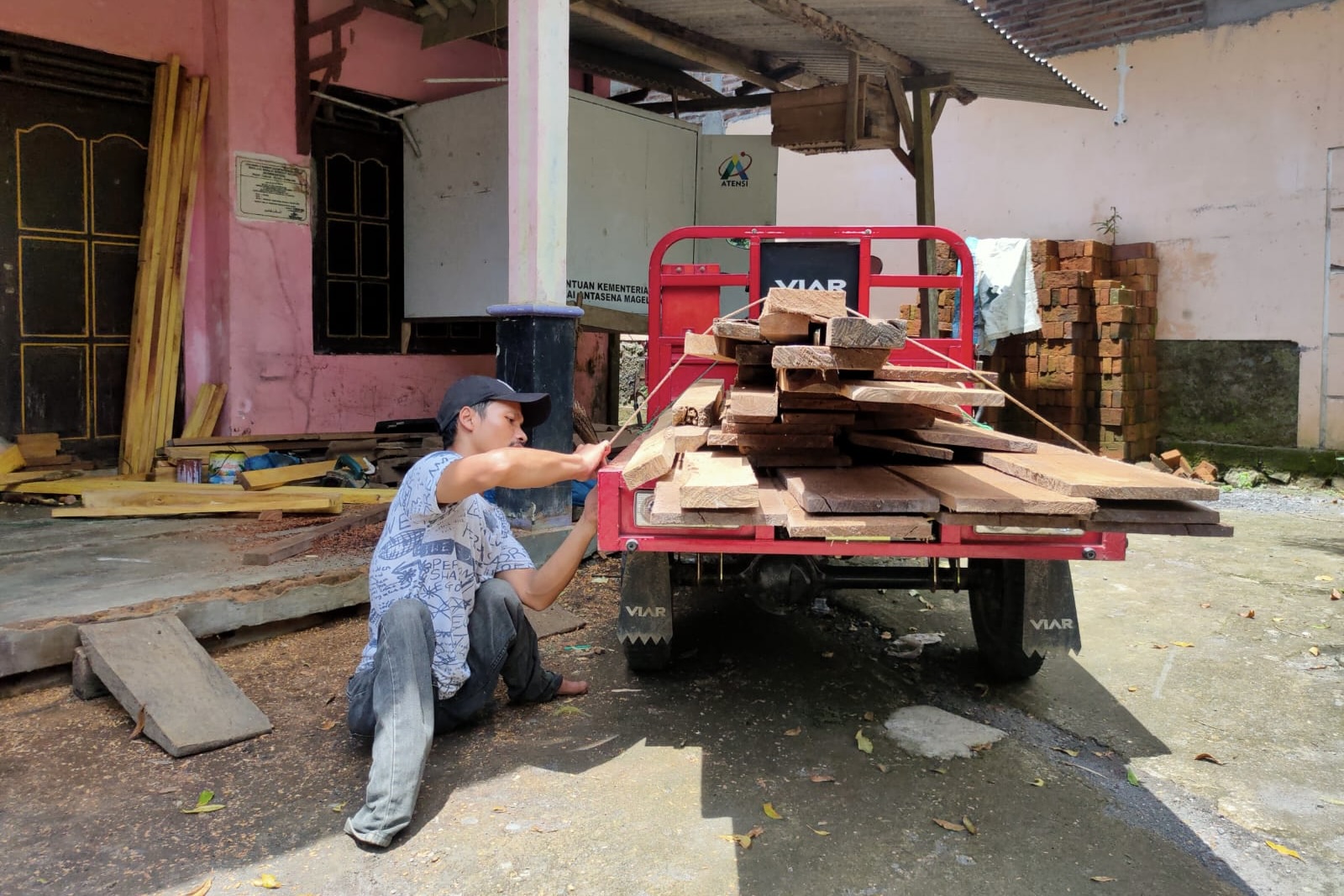 Didukung Motor Roda Tiga dari Kemensos, Usaha Kayu Penyandang Disabilitas Makin Berkembang