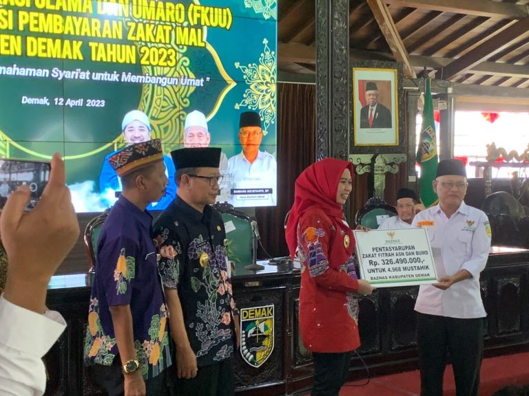 Bupati Serahkan Pentasyarufan Zakat Fitrah ASN dan BUMD Kepada Ketua Baznas