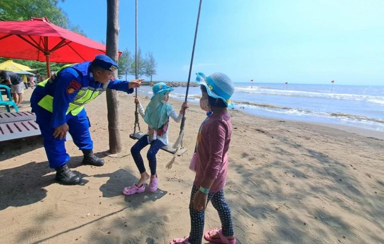 Pastikan Keamanan, Wisatawan Diminta Tidak Berenang di Pantai