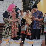 Bulog Salurkan Beras untuk 72.666 Warga Miskin di Kabupaten Sragen