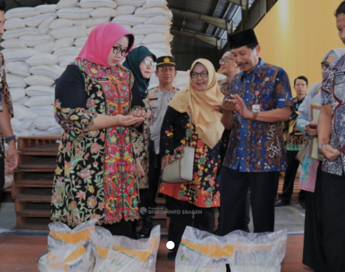 Bulog Salurkan Beras untuk 72.666 Warga Miskin di Kabupaten Sragen