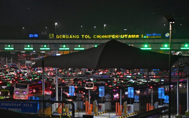 Menhub, Menko PMK, dan Kapolri Tinjau Situasi Arus Mudik di Tol Cikampek