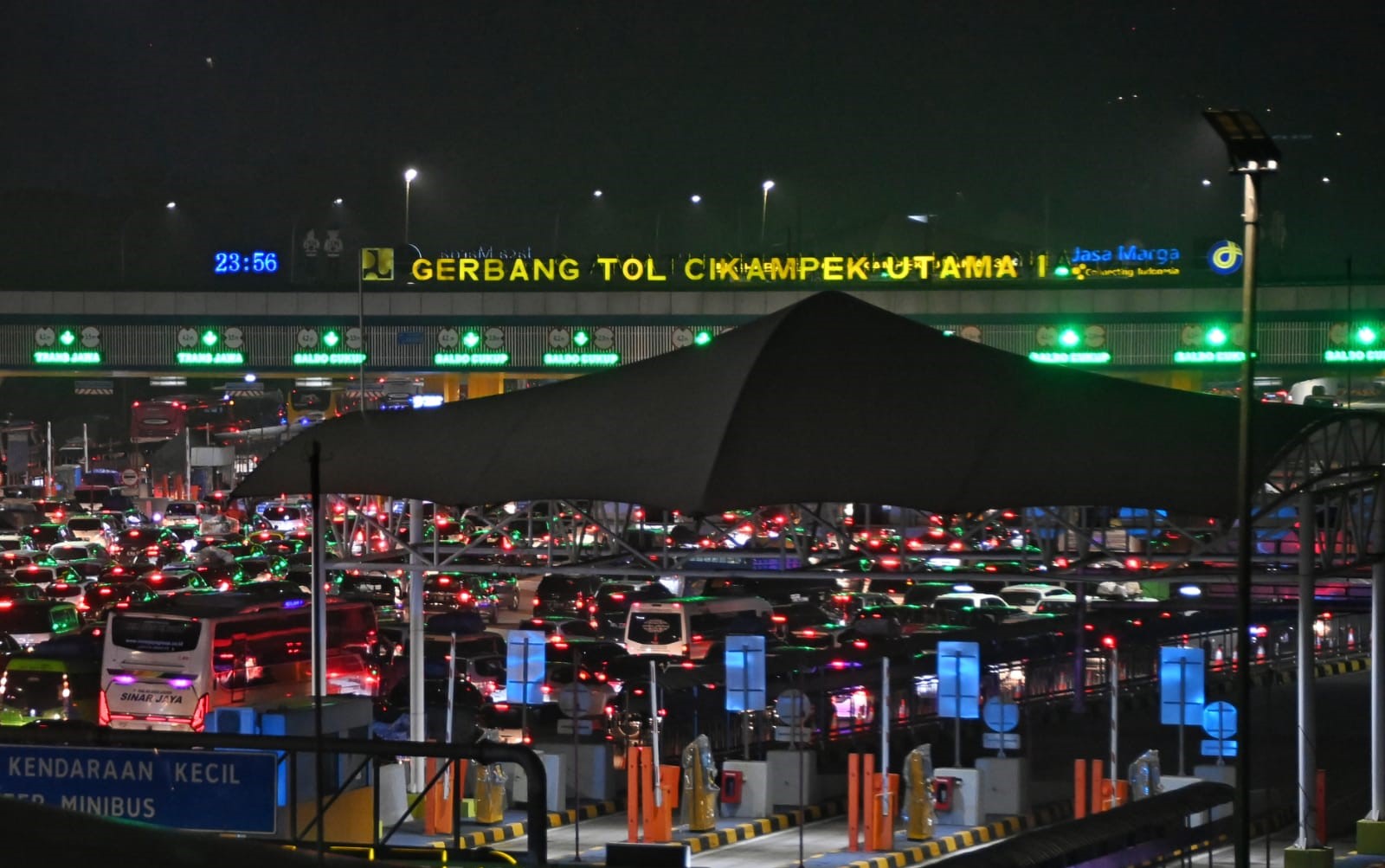 Menhub, Menko PMK, dan Kapolri Tinjau Situasi Arus Mudik di Tol Cikampek