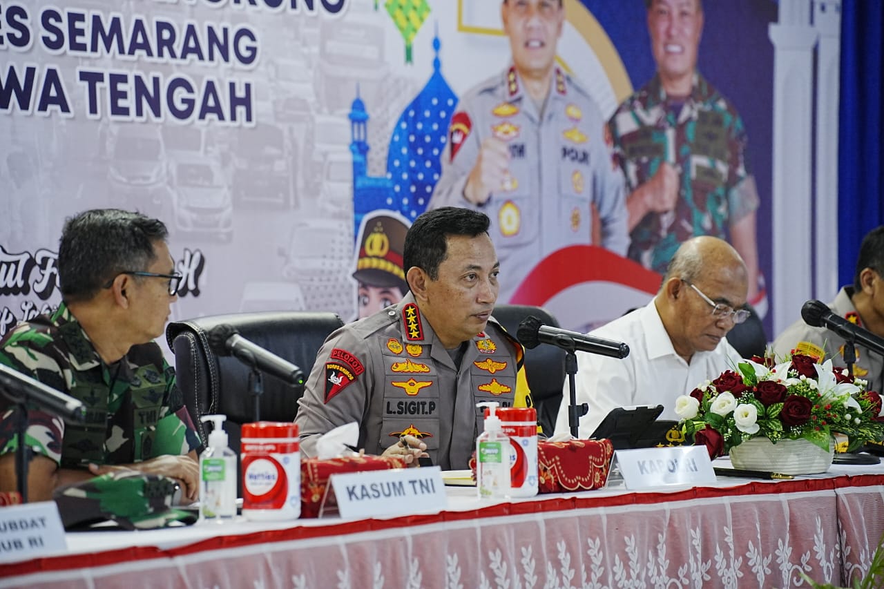 Kendaraan yang Melintas 30 Ribu Per Jam, Kapolri Tinjau Arus Mudik di Jateng