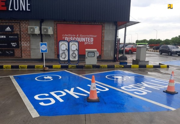 Kementerian PUPR dan BUJT Siapkan Charging Station di 14 Rest Area Jalan Tol untuk Mobil Listrik
