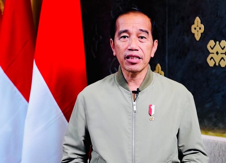Presiden Jokowi saat memberikan pernyataan terkait arus balik, di Manggarai Barat, NTT.