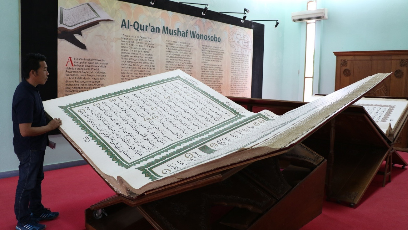 Salah satu Mushaf Al-Qur'an Wonosobo yang dipamerkan di Lobi Gedung Kantor Pusat Kementerian Agama, Jalan MH Thamrin, Jakarta Pusat.