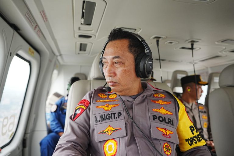 Kapolri Tinjau Arus Balik di Tol Kalikangkung-Cikampek via Udara