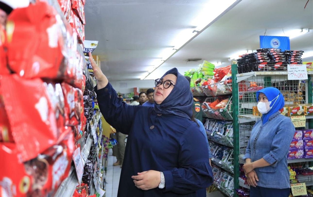 Bupati Yuni Pastikan Harga Bapok Stabil dan Tak Ada Makanan Kedaluarsa