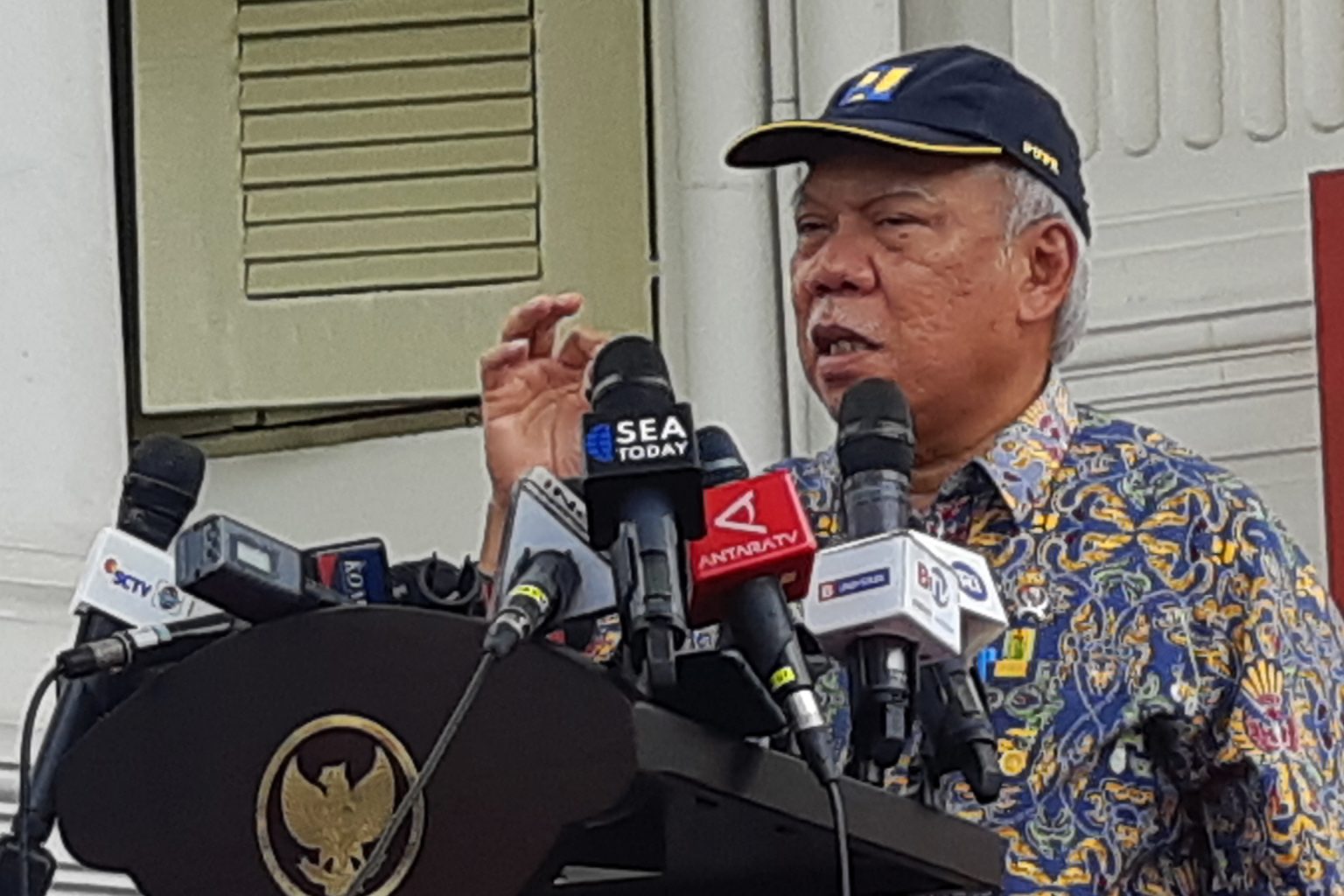 Menteri PUPR Basuki Hadimuljono memberikan keterangan pers usai menghadiri ratas, di Jakarta, Rabu (12/04).