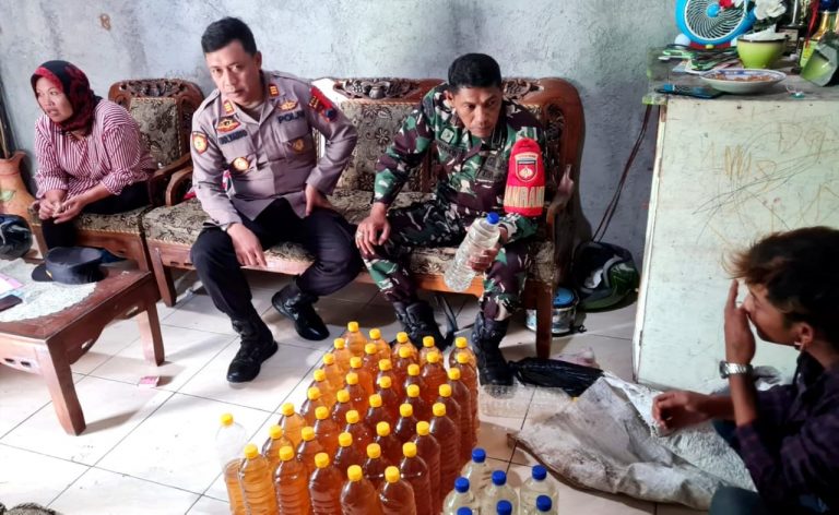 Polsek Grabag Amankan Puluhan Botol Miras Tradisional dan Satu Pelaku