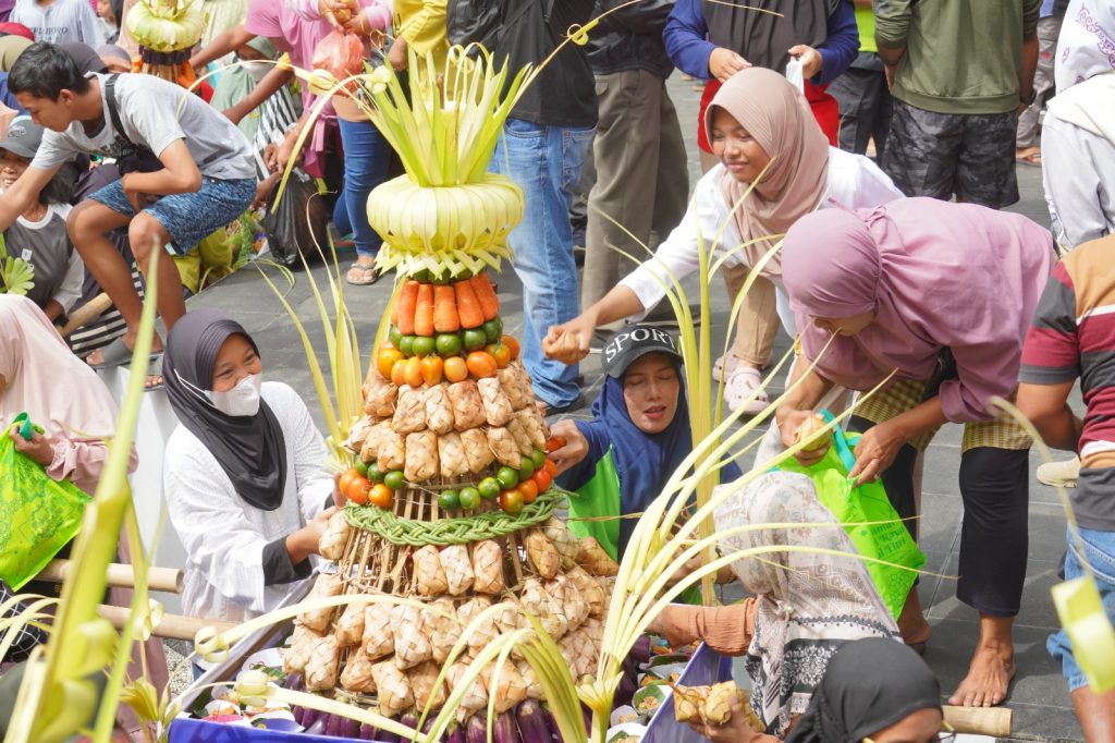 Tradisi Syawalan Kembali Digelar, Ribuan Warga Padati Bukit Sidoguro