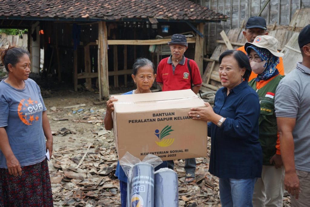Korban Banjir Bandang di Jurangjero Sidomulyo Terima Bantuan